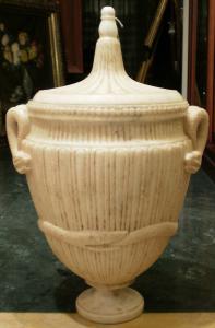 Vaso biansato in marmo statuario